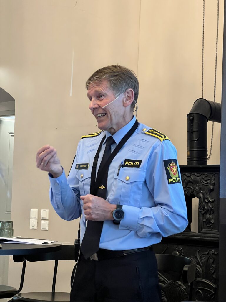 Politistasjonssjef Arve Nordtvedt holder innledning under debattmøtet